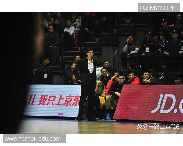 姚明领奖时的音乐回响与篮球梦想交织的动人瞬间 姚明领奖时的音乐回响与篮球梦想交织的动人瞬间